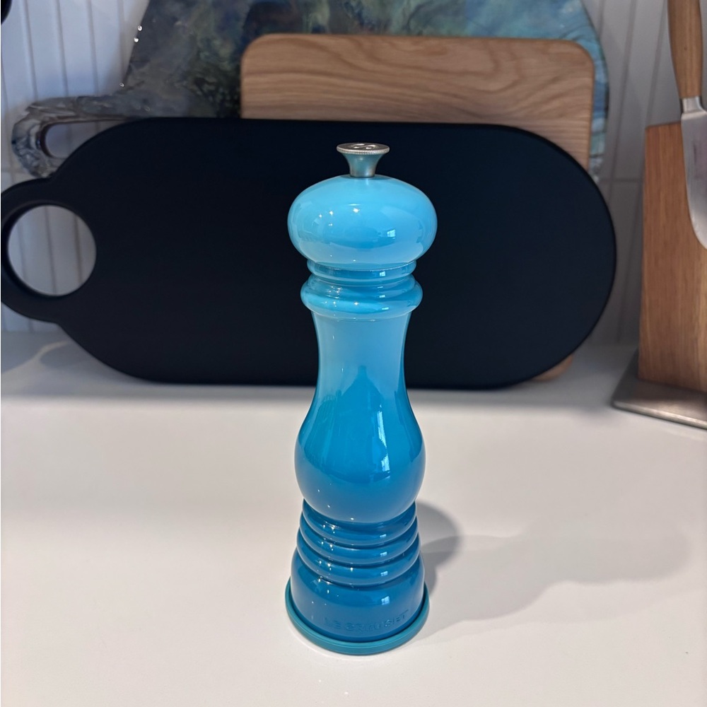 Le Creuset Classic Salt Mill 20cm in Caribbean